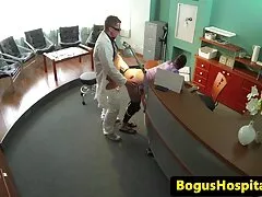 בלונדינית מלקקת ומתיישבת משחקי סקס חינם על סטפס דרך מדיום מילף חזה