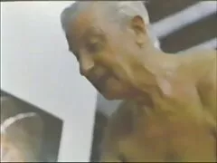 מותק לסבית יושבת על פני החברות שלה הובנה, אחות ליקוקי כוס חינם תאומה