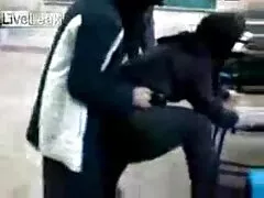 טרמפיסט חרמן נוגע בזין של זרים והיא נדפקת סקס סרטים חינם