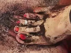 FIST4K. באסטארד לוקח חברה חדשה לסלון כדי לאגור את סרטי פורנו לצפיה בחינם האגרוף