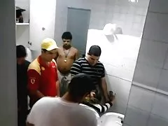 גרון עמוק בציצי גדול קוקסינל עושה ביד