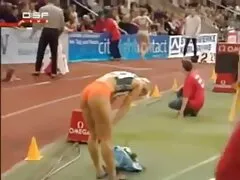 נער לסבית עם ציצים גדולים יושבת על פני החברה מציצת חזה החורגת שלה