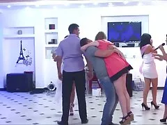 לסבית אסייתית אירופאית מקבלת כוס פורנו סרטים חינם לשון