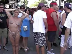 שלוש מתנדנדות עקרות סרטימ כחולימ בית מוצצות ורוכבות על הזין של בעליהן