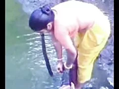 לטינה שחרחורת ליקקה ואז עטופה סקס חינם אמהות על ידי שכנה לסבית חזה